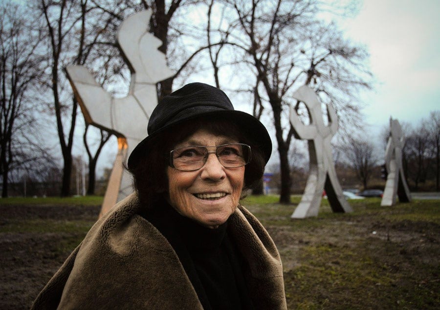 Magdalena Abakanowicz and her sculptures, photo: Włodzimierz Wasyluk